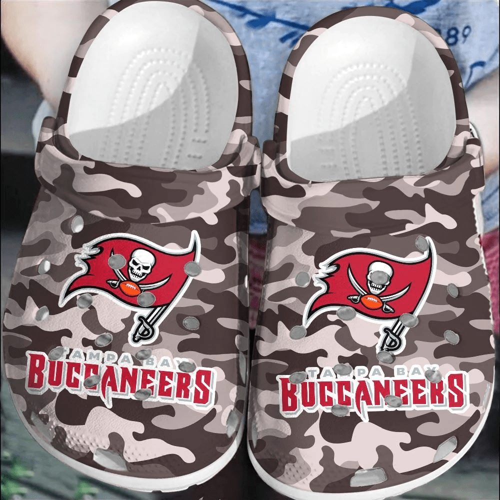 footwearmerch nfl tampa bay buccaneers crocsclogs comfortable crocband shoes for men women 5f4pe